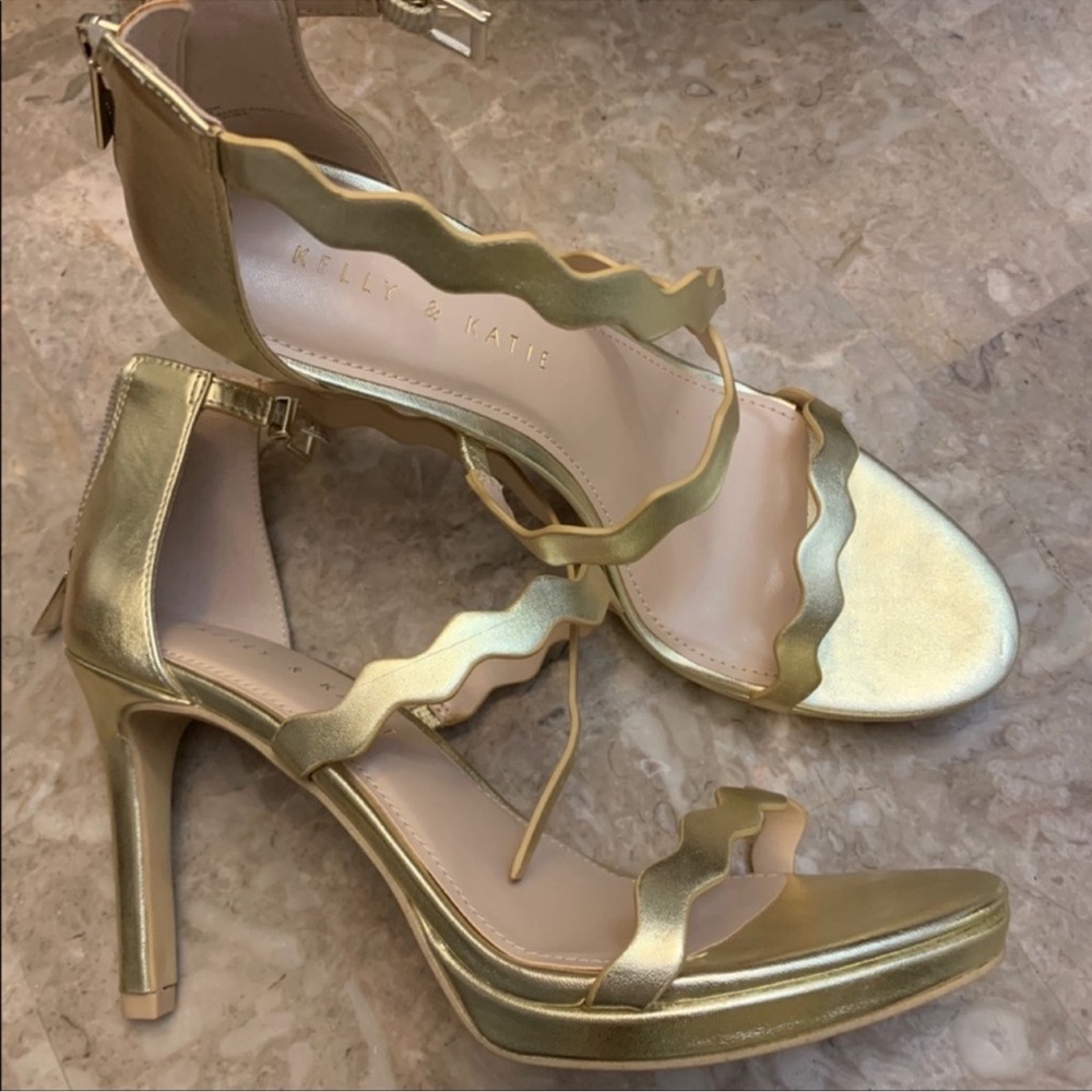 Kelly & Katie Gold Scalloped Dressy Heels